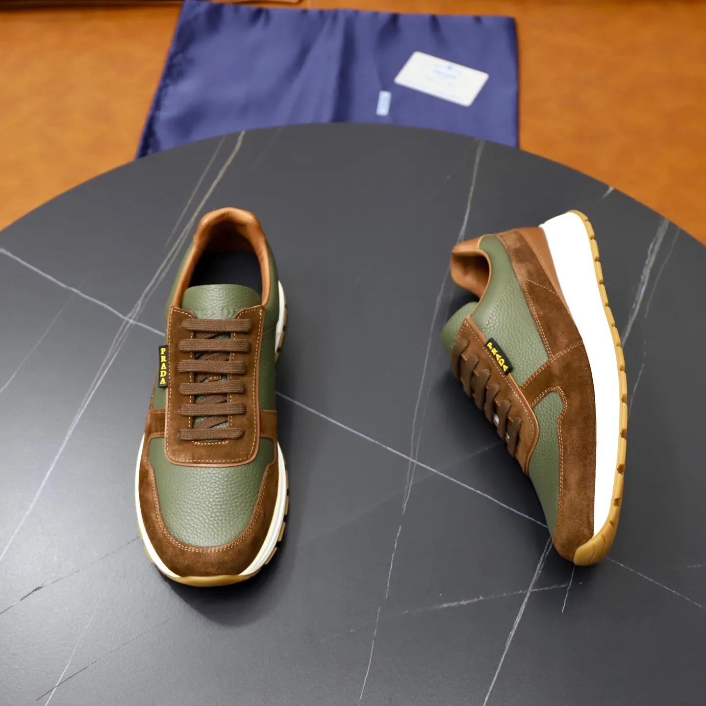 Factory price: 740💰Top original order Brand: PRADA (Prada) Standard code: Men's size 38/44 (45 can be customized) Grade: Same as the official website Material: Original cowhide stitching imported cowhide lining Original combination two-color wear-resistant soft outsole Style category: Leisure and sports version Young fashion European and American trend British style Color: Real picture color